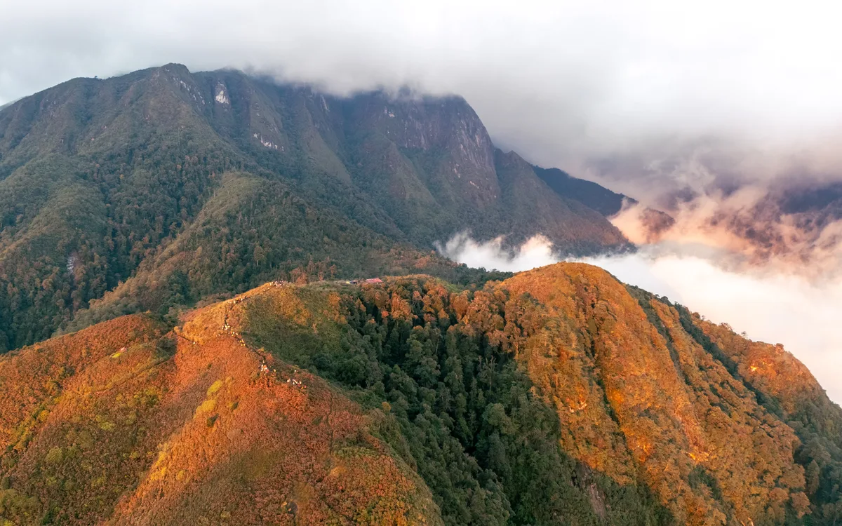 Đoàn trekking trên sườn núi Ky Quan San