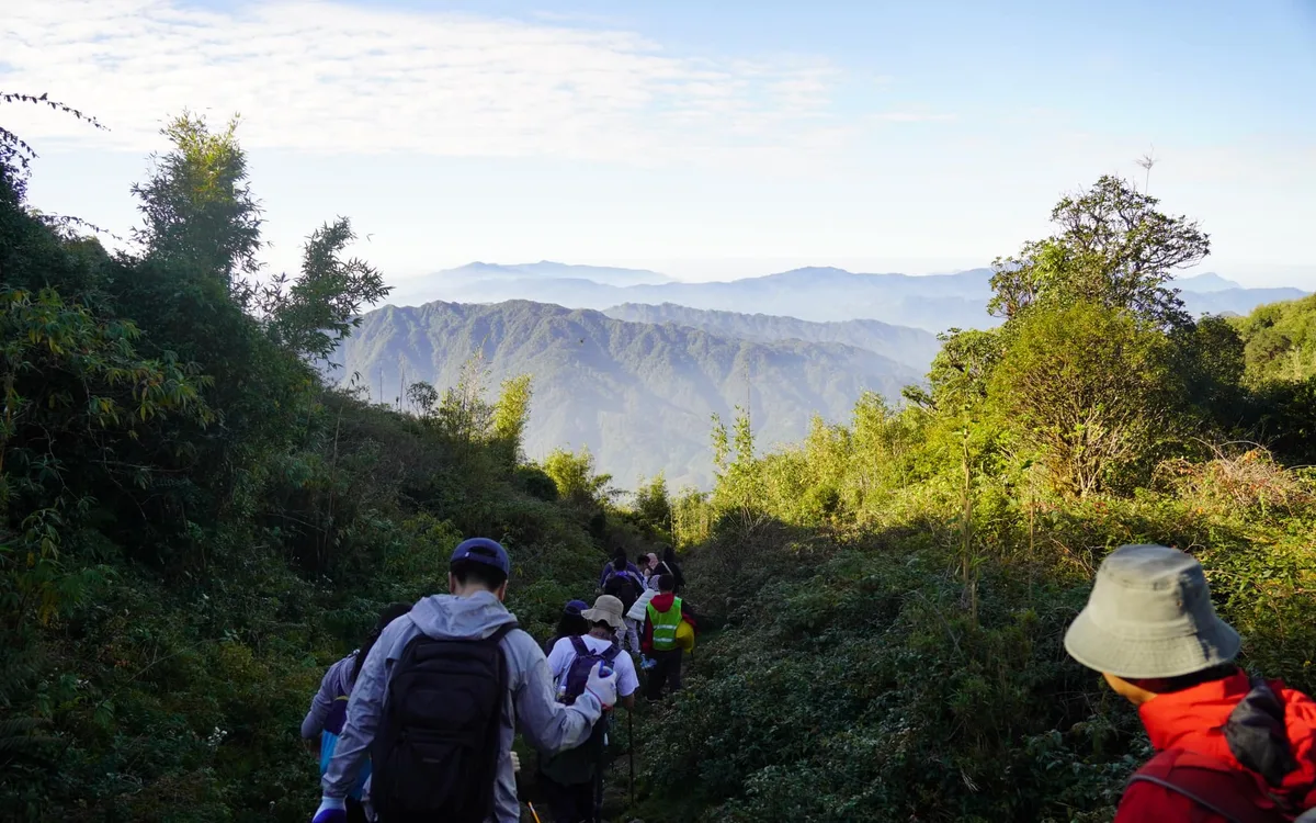 Đội V-Mountains trên đỉnh săn mây
